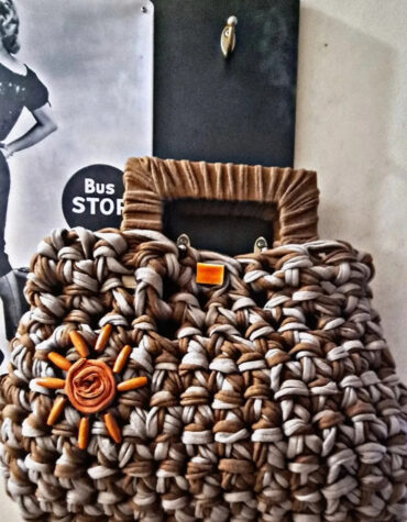 Bolsa de mão em crochet Ecomalha